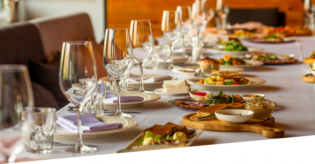festlich gedeckter Tisch