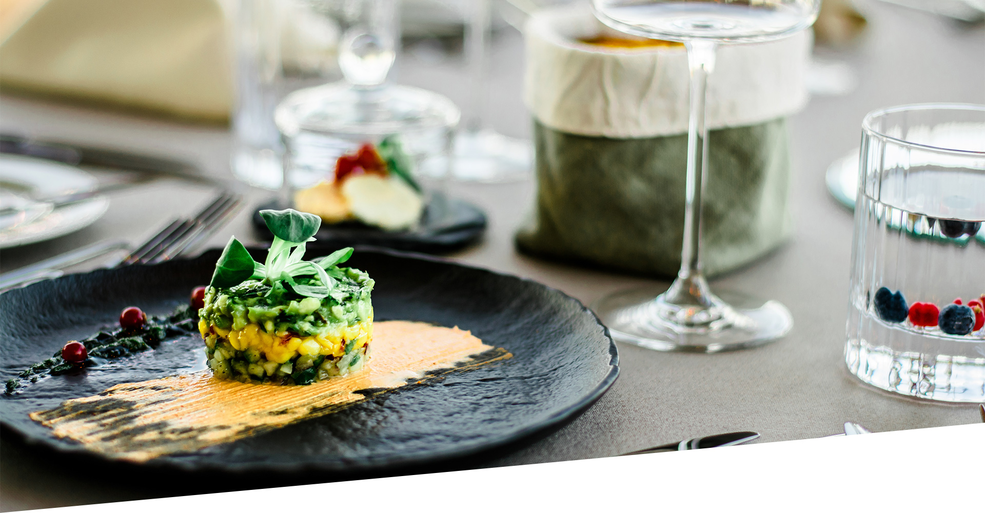 festlich gedeckter Tisch