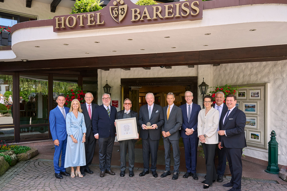 Hermann Bareis im Kreis früherer Plakettenträger und Stiftungsratsmitgliedern. V.lks. Michael Fäßler, Dr. Anna-Maria Fäßler, Roland Burtsche, Georg Broich, Konrad Pötzel, Hermann Bareiss, Klaus-Günther Wiesler, Jan-Berend Holzapfel, Dr. Caroline von Kretschmann, Rolf Westermann, Ingo C. Peters Hermann Bareis im Kreis früherer Plakettenträger und Stiftungsratsmitgliedern. V.lks. Michael Fäßler, Dr. Anna-Maria Fäßler, Roland Burtsche, Georg Broich, Konrad Pötzel, Hermann Bareiss, Klaus-Günther Wiesler, Jan-Berend Holzapfel, Dr. Caroline von Kretschmann, Rolf Westermann, Ingo C. Peters